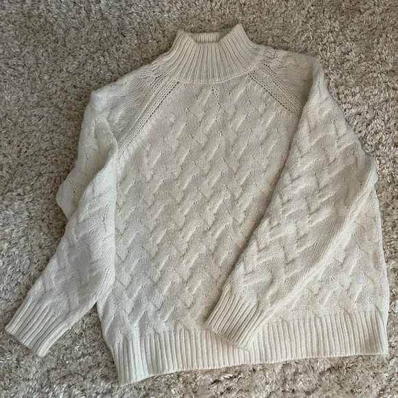 Vince Camuto fisherman cable knit sweater. - Picture 2 of 5